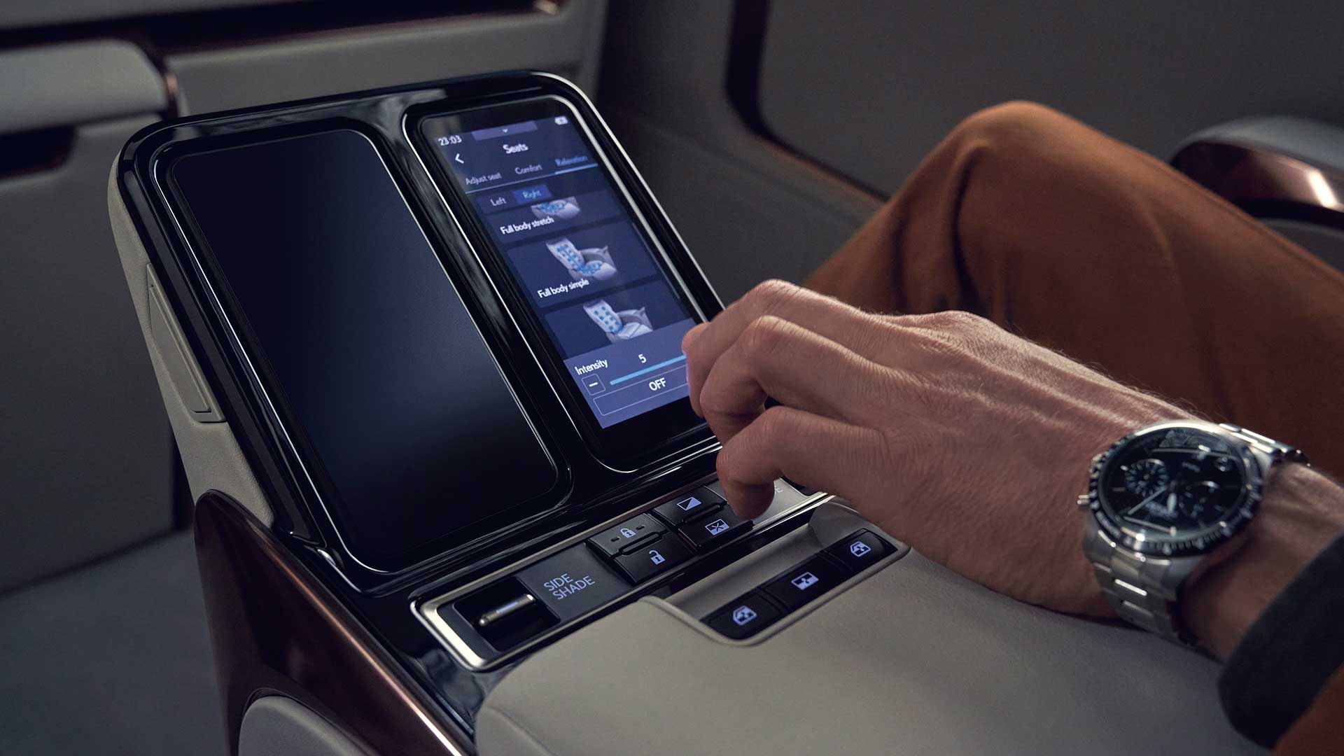 LM 500h offers customised settings for each guest. Overseas pre-production model shown. Australian grades, features & specifications may differ.
